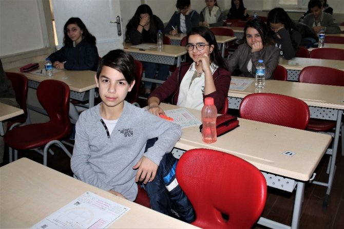 Bursa’da öğrenciler TEOG sınavına girdi, veliler dışarıda dua etti