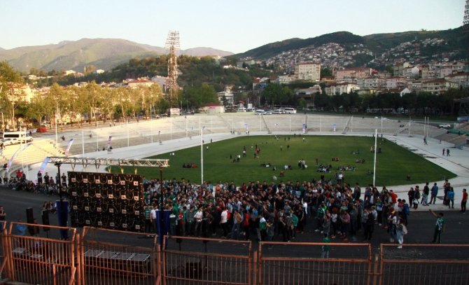 Bursasporlu taraftarlar, seyircisiz maçı dev ekranda izledi