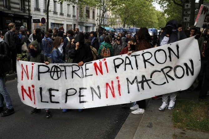 “Ne Macron ne Le Pen”: gençler Paris’de protesto ediyor