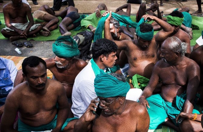 Hindistanlı çiftçilerden kafataslı protesto