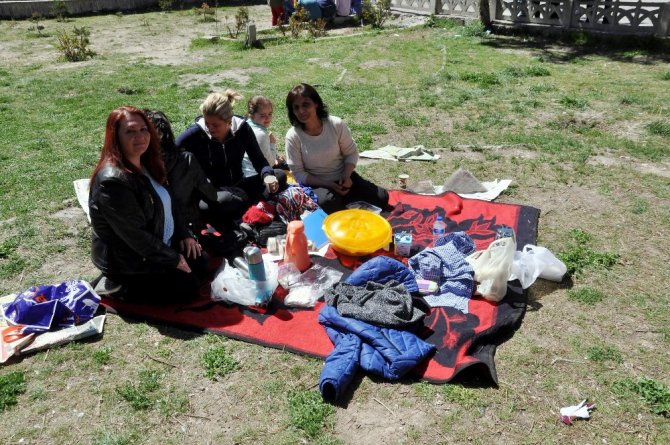 Öğrenciler sınavda ter dökerken aileler piknik yaptı