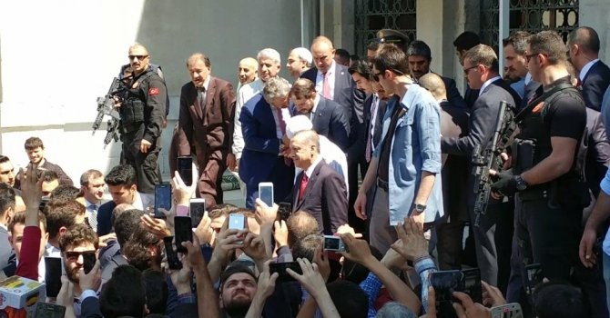 Cumhurbaşkanı Erdoğan cuma namazını Bezmialem Valide Sultan Camii’nde kıldı