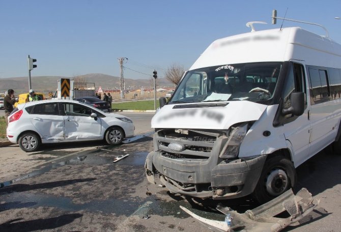 Sivas’ta zincirleme trafik kazası: 5 yaralı
