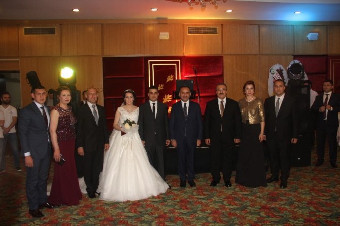 Adalet Bakanı Bekir Bozdağ Bolu’da düğün törenine katıldı
