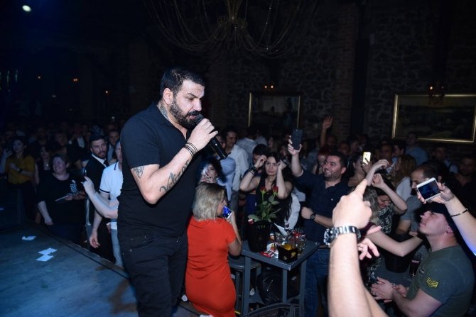 Azis İzmir’de sahne aldı