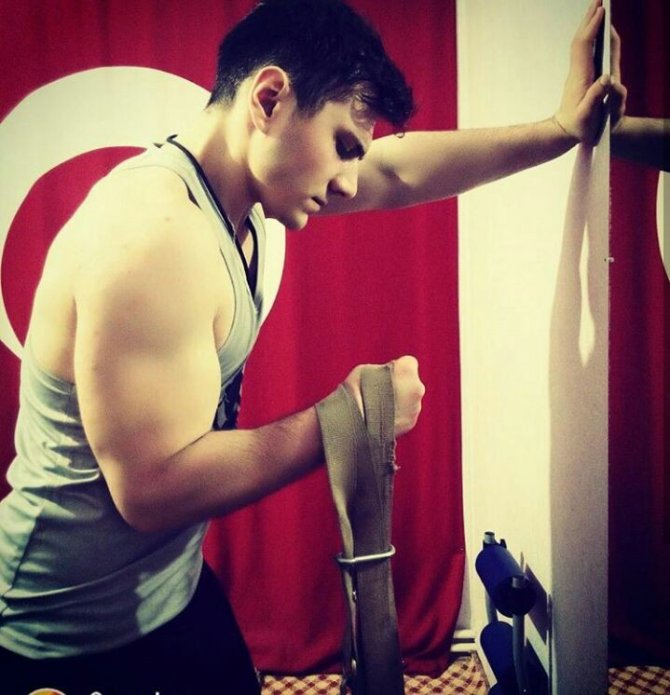 Türkiye ikincisi Hisarcık’lı Yunus Demirtaş, Avrupa Bilek Güreşi Şampiyonasına hazır