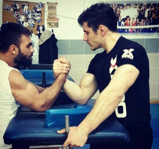 Türkiye ikincisi Hisarcık’lı Yunus Demirtaş, Avrupa Bilek Güreşi Şampiyonasına hazır