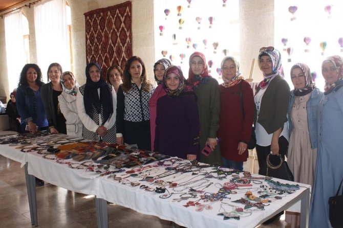Uçhisar Kadın Kültür ve Eğitim Merkezi’nde, deri ve aksesuar sergisi açıldı