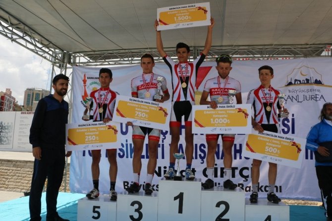 Bisiklet tutkunları Şanlıurfa’da yarıştı