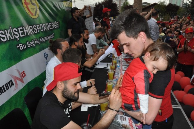 Eskişehirspor’a destek için imza günü düzenlendi