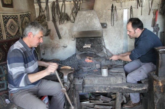 Geyik ve karaca boynuzlarından bıçak yapıyor