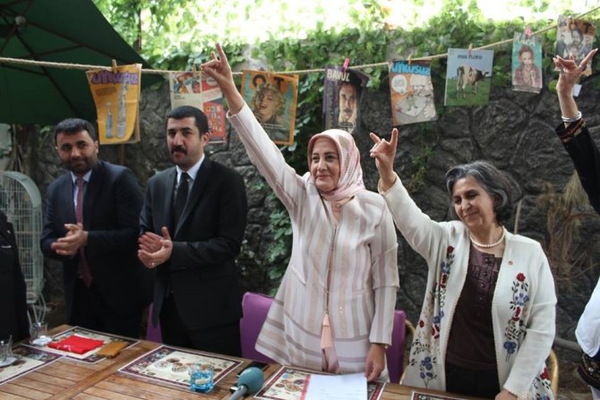 MHP’nin yeni Kadın Kolları başkanı Emine ulaş tanışma toplantısı düzenledi