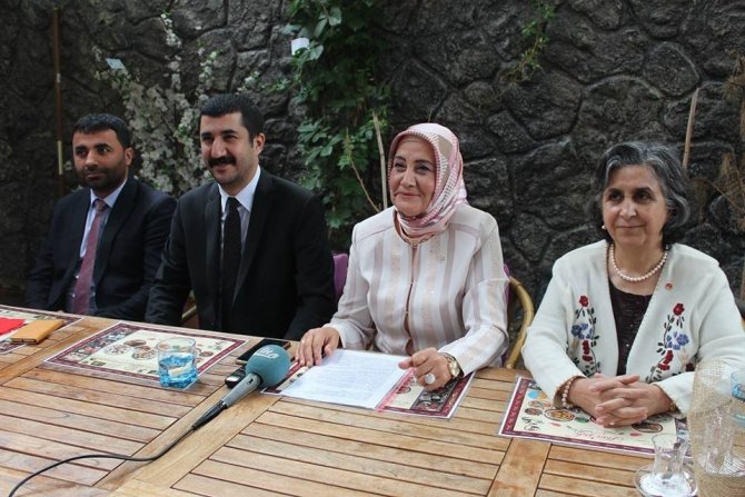 MHP’nin yeni Kadın Kolları başkanı Emine ulaş tanışma toplantısı düzenledi