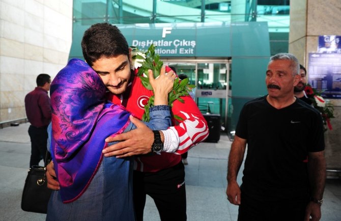 Şampiyon güreşçi Taha Akgül, Türkiye’ye döndü