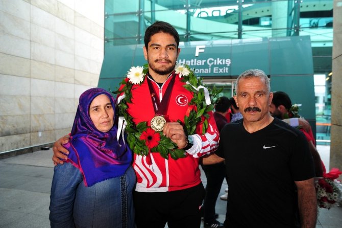 Şampiyon güreşçi Taha Akgül, Türkiye’ye döndü