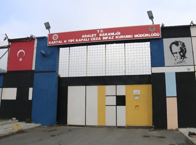 Ebru Gündeş’in "Çingenem" şarkısının yazarı Kartal Cezaevi yöneticisi