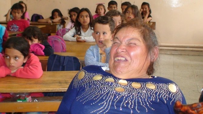 Engelli kadın ilkokul öğrencileriyle okumayı öğrendi