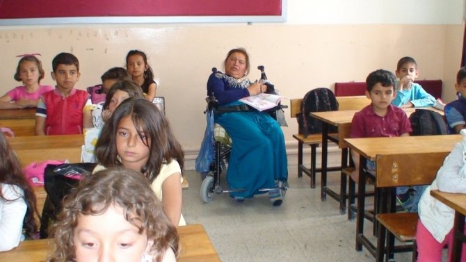 Engelli kadın ilkokul öğrencileriyle okumayı öğrendi