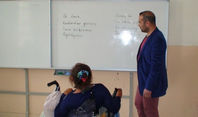 Engelli kadın ilkokul öğrencileriyle okumayı öğrendi