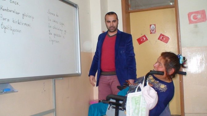 Engelli kadın ilkokul öğrencileriyle okumayı öğrendi