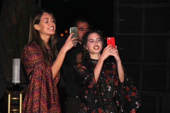 Bodrum masalı oyuncuları hem oynadı hem söyledi