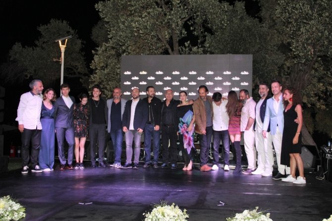 Bodrum masalı oyuncuları hem oynadı hem söyledi