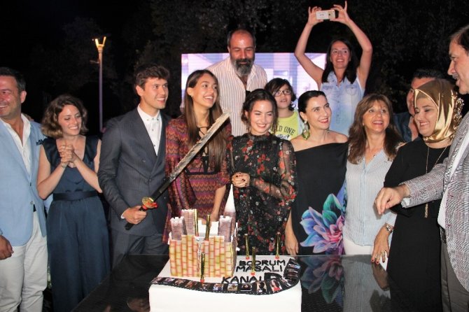 Bodrum masalı oyuncuları hem oynadı hem söyledi