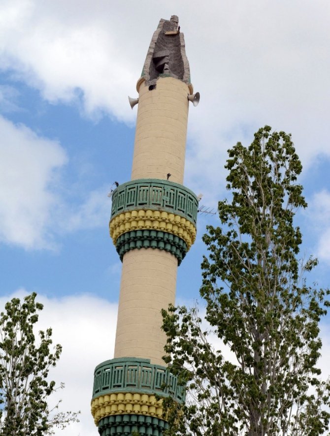 Aksaray’da cami minaresine yıldırım düştü