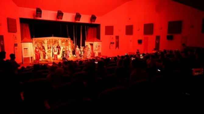 ‘Yedekçi’ tiyatro oyunu beğeni topladı