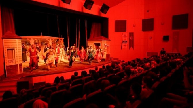 ‘Yedekçi’ tiyatro oyunu beğeni topladı