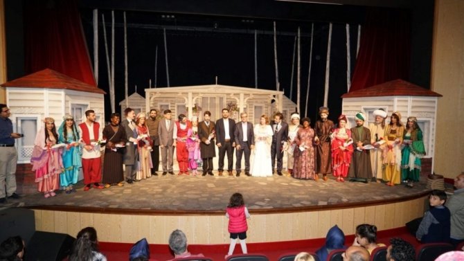 ‘Yedekçi’ tiyatro oyunu beğeni topladı