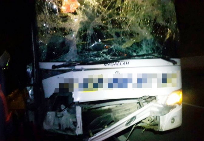 Tarım işçilerini taşıyan minibüsle yolcu otobüsü çarpıştı: 20 yaralı