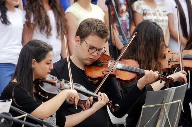 20 farklı okuldan dev orkestra