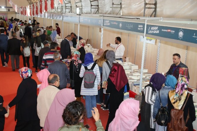 Aksaray’da Kitap Günleri Fuarını 182 bin 526 kişi ziyaret etti