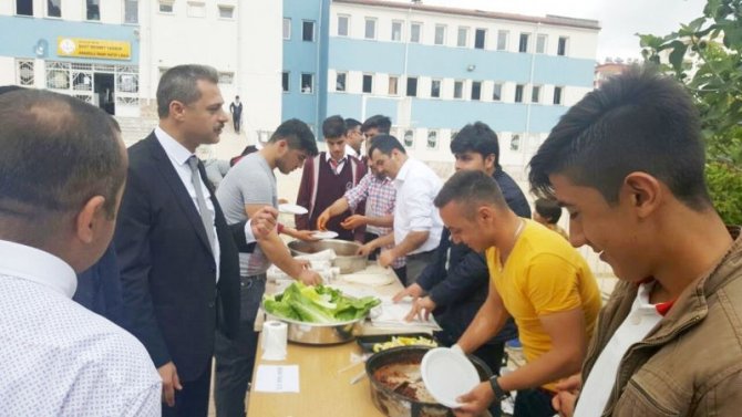 Besni’de şehit aileleri için kermes düzenlendi