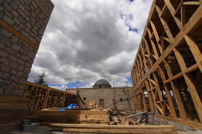 Tarihi Taş Mescid ayaklanıyor