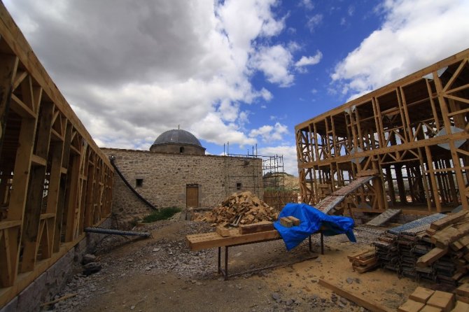 Tarihi Taş Mescid ayaklanıyor