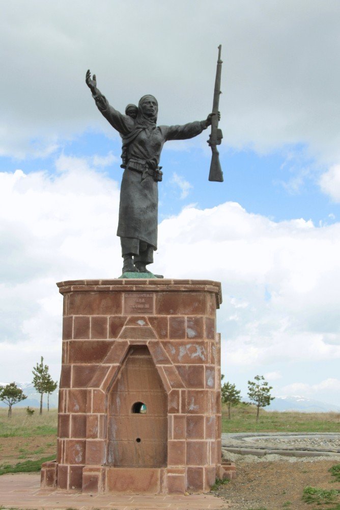 Tarihe adını kahramanlığıyla yazdıran Nene Hatun’un heykeli tartışmaya neden oldu