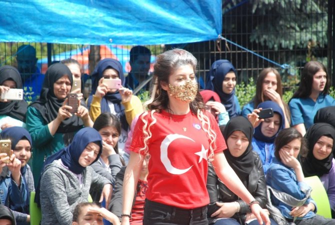 Lise öğrencileri ilginç kostüm ve saç modelleri ile defileye çıktı