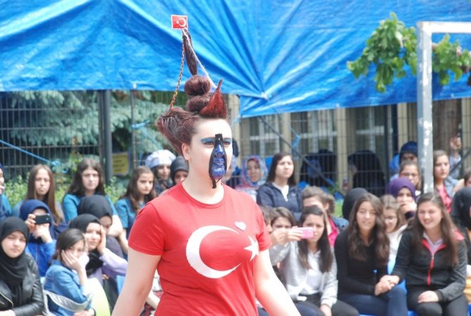 Lise öğrencileri ilginç kostüm ve saç modelleri ile defileye çıktı