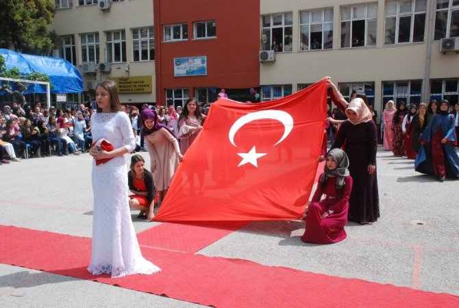 Lise öğrencileri ilginç kostüm ve saç modelleri ile defileye çıktı