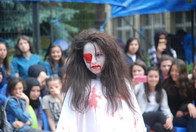 Lise öğrencileri ilginç kostüm ve saç modelleri ile defileye çıktı