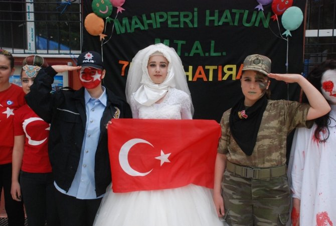 Lise öğrencileri ilginç kostüm ve saç modelleri ile defileye çıktı