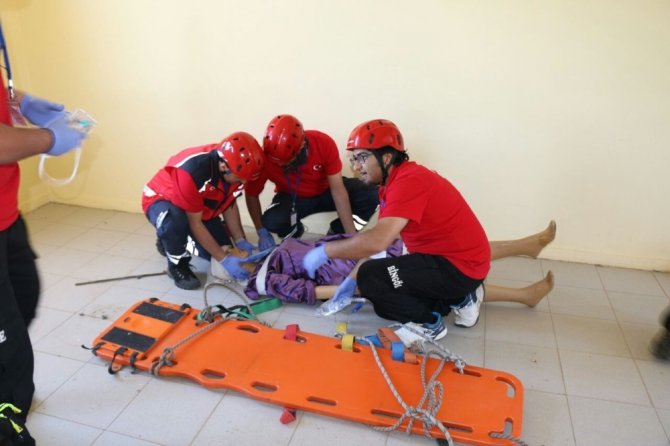 Bingöl’de kurtarma ekiplerinin tatbikatı gerçeği aratmadı