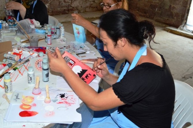 Zeytinyağı şişeleri Ayvalıklı kadınların elinde hayat buldu