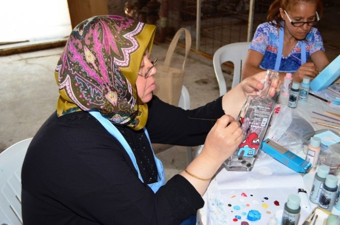 Zeytinyağı şişeleri Ayvalıklı kadınların elinde hayat buldu