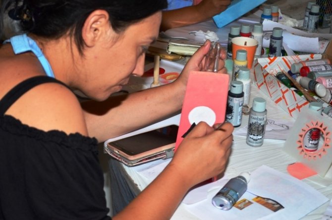 Zeytinyağı şişeleri Ayvalıklı kadınların elinde hayat buldu