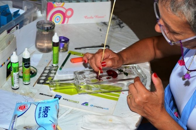 Zeytinyağı şişeleri Ayvalıklı kadınların elinde hayat buldu