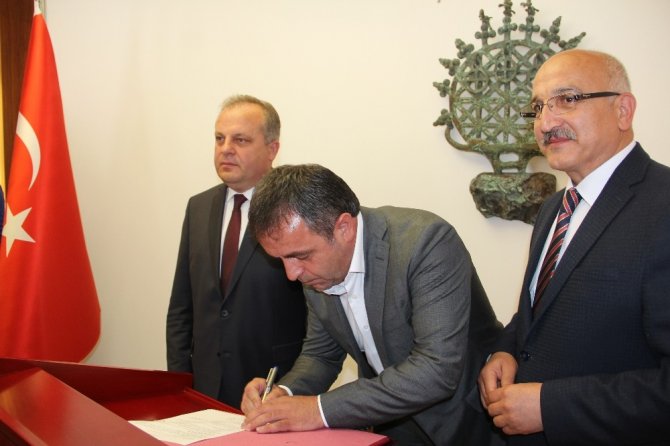 Hayırsever iş adamından babası adına okul