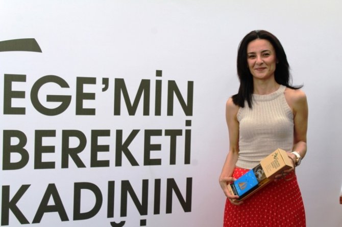 Zeytinyağı şişeleri Ayvalıklı kadınların elinde hayat buldu